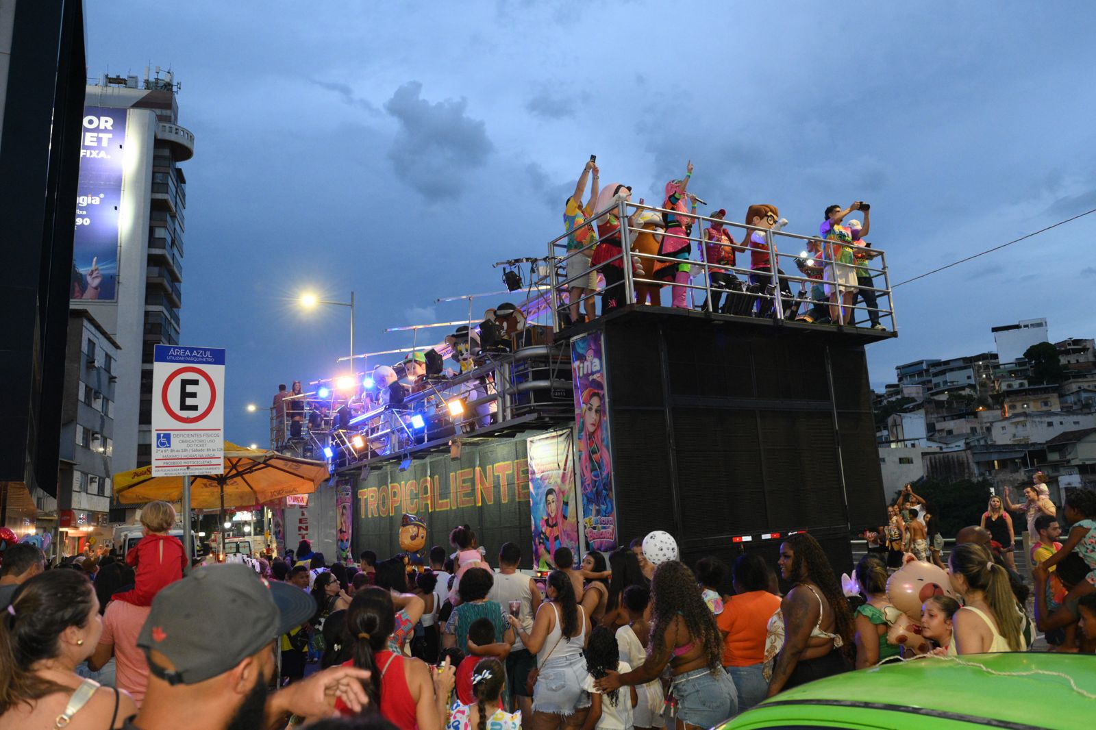 Público lotando a rua em frente ao trio no Carnaval