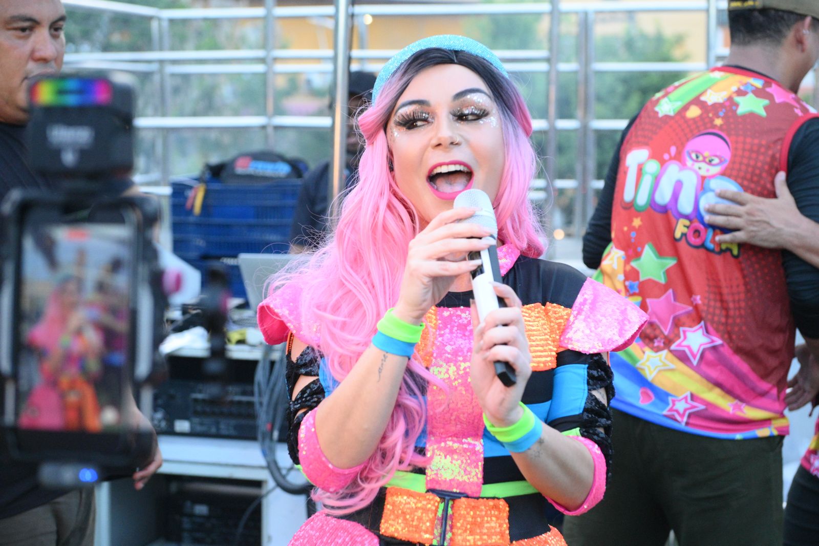 Tina Show cantando com microfone no Carnaval