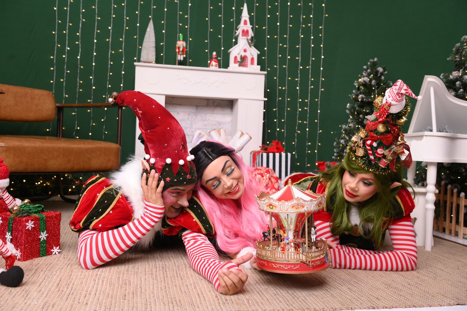 Tina com duendes em cenário de Natal