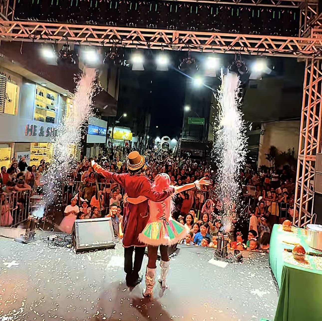 Show da Tina com efeitos de fumaça e grande público na rua